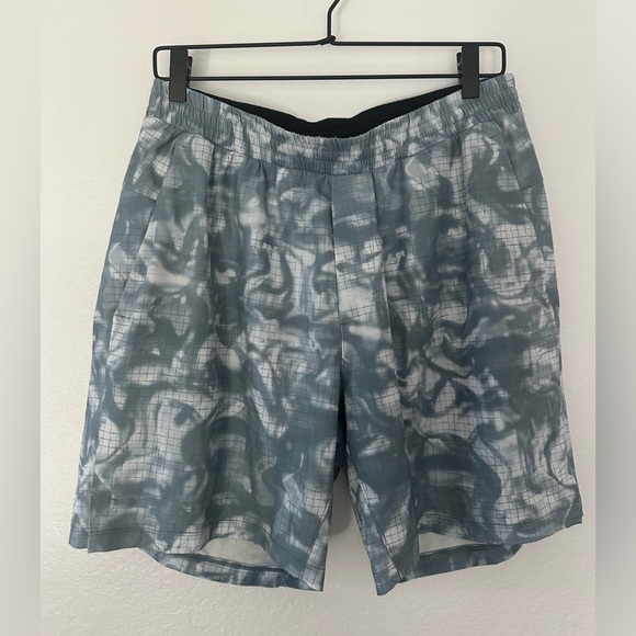 Lululemon men’s large blue patterned shorts in good condition - Picture 1 of 3